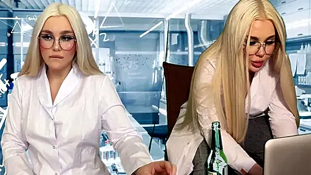 Mlada Plavusa Pusi Kurac, Blonde Tinejderi, Pusenje Kurca Tinejdzeri, Svrsavanje Usta Puna Usta Sperme