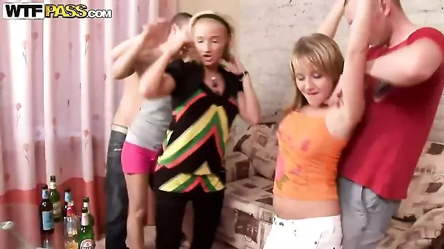 Meleg, Állva Seggbe, Átlagos Mell, Csoprtos Faszverés, Szőke Tini, Láb Fiatal, Gyönyörű Handjob