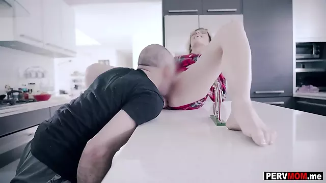 Licked my stepmoms pussy in the morning under the mistletoe