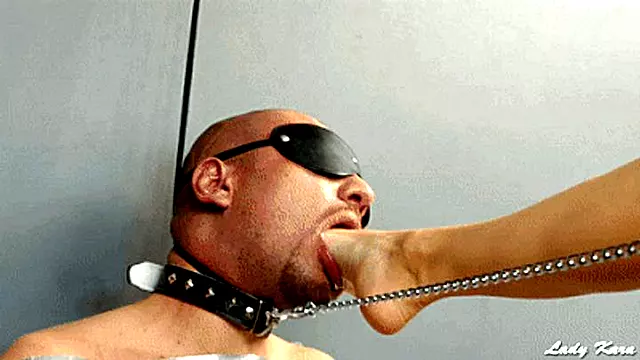 Gefesselt Füsse, Gefesselt In High Heels, Domina, Extrem, Extrem Heels, Insgesichtkotzen, Füße Kotzen