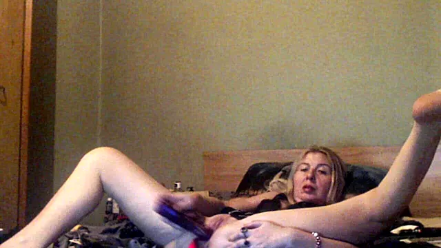 Big Butt Horny MILF Gets Creamy Orgasm on Big Dildo.