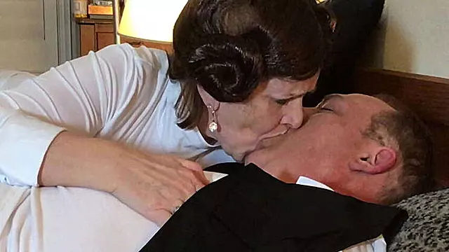 Oma Blowjob, Schwul Lecken Blasen, Reife Brünette, Blaue Augen, Oma, Oma Lecken, Oma Stöhnen, Nippel Lecken