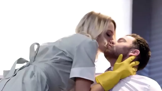 Drsný Anál Velkým Penisem, Blondýna Si Holí Kundu, Vystrik A Handjob, Vystriky, Výstřik Na Kozy