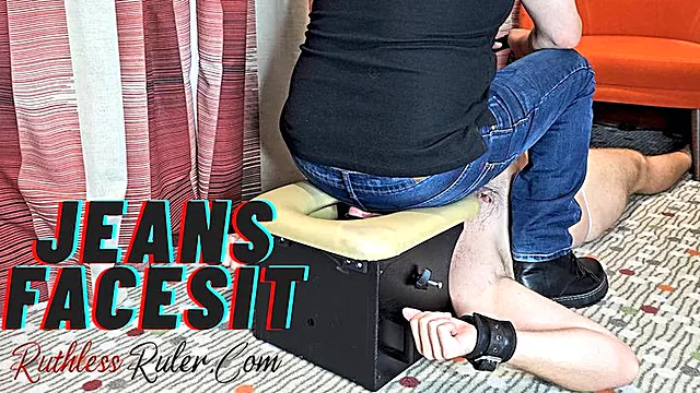 Male Domimation, Grsichtsitzen Extre, Extreme Demütigung, Gesichtssitzen, Jeans Gesichtsitzen