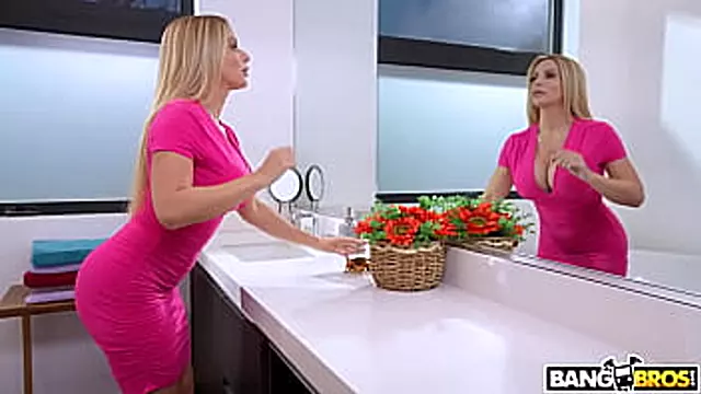 Zralé Ženy Velké Péro, Hluboky Vystrik, Výstřik A Prsa, Čurák V Kundě, Tit Kurva Čurák, Penis Je Hlboko