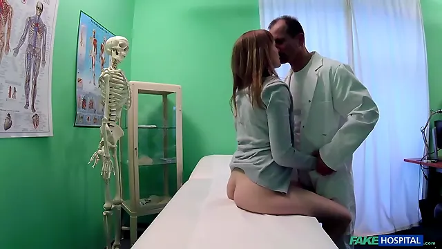 Doktor, Pejabat Doktor, Pakaian Seragam Doktor, Doktor Dan Remaja, Remaja, Pejabat, Tua Muda