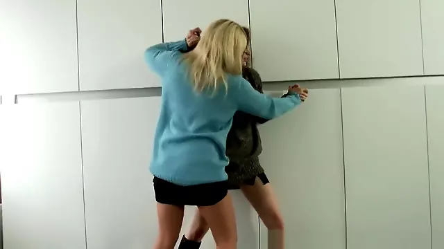 Lesbičky Černovlaska, Černovláska Blondýna, Lesbičky Blondýna A Černovláska, Blondýny Lesbičky