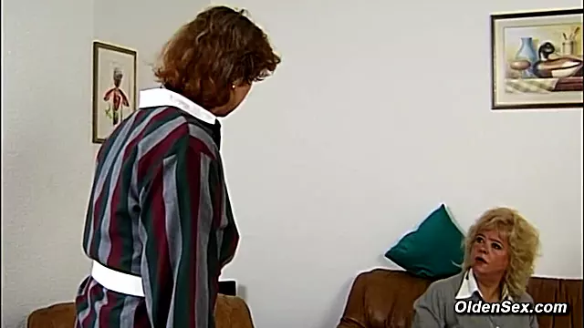 Suihinotto Isot Tissit, Isot Tissit Ryhmä, Asian Busty Mature Woman, Karvainen, Saksalainen Mummo