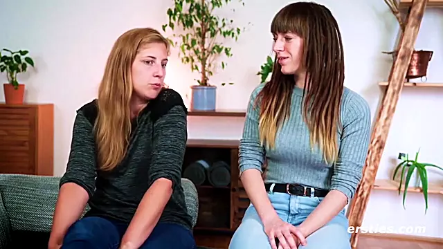 Zwei Saarlanderinnen Nicky Und Kate Beim Spiel Mit Heibem Sextoy