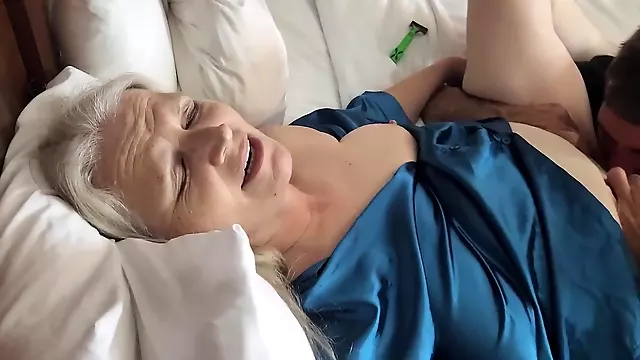 Amateri Blondýna, Prsatá Blondýnka, Prsate Babky, Velké Kozy, Tit Kurva Čurák, Mal Prsia S Lo Zrel Eny