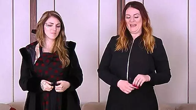 Dicke Titten Lesben, Große Brüste Strip, Brünette Milf, Brünett Dreier, Große Brüste Dreier Brünett