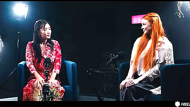 Sirvienta Asiatica, Asiaticas Teens Toys, Nena Adolecente, Jovencita De Pelo Castaño Chupando Polla