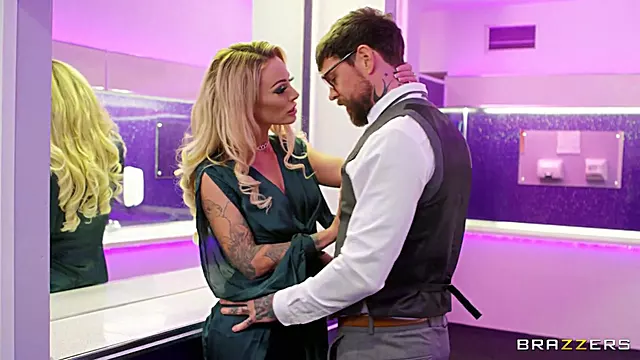 Gacice Sa Guza, Karanje Plavuse Anal, Tetovirana Plavuša, Lizanje Klitorisa, Lizanje, Guza, Kurve