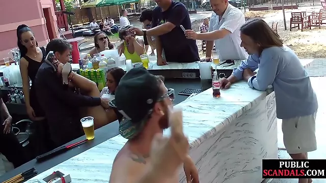Davanti Al Pubblico, Anziano, Babe Gruppo, In Pubblico Con Guardone, Man Self, Guardoni, Babe Scopata In Pubblico