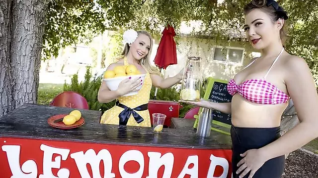 Cantik Lesbian, Lesbian Dapur, Si Rambut Pirang, Tunjuk Gambar Puki, Jilat Tetek, Lesbian Jilat Tetek