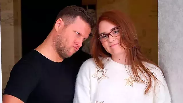 Curvy Peliroja, Haciendo Una Paja Primera Vez, Beso Profundo, Mamada Piernas, Acariciandole Las Piernas