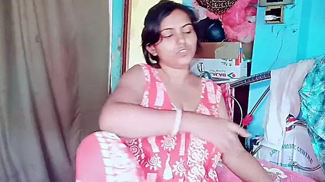Desi girl Apki Randi getting down and dirty