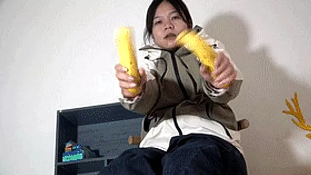 Qianqian Goddess's beautiful feet are on bananas, dirty feet!
