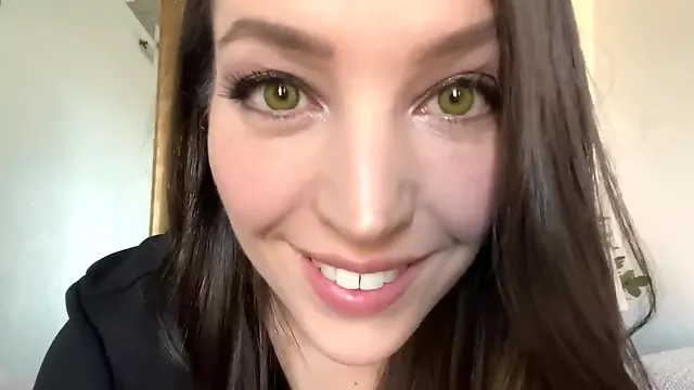 ASMR - kisses   eye contact girlfriend