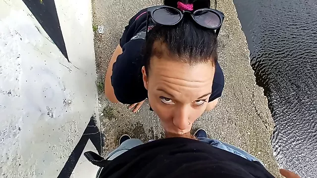 Brunette Ins Gesicht Wichsen, Brünette Milf, Brunette Schlucken, Milf Schluckt Sperma, Öffentlichkeit Sperma Schlucken