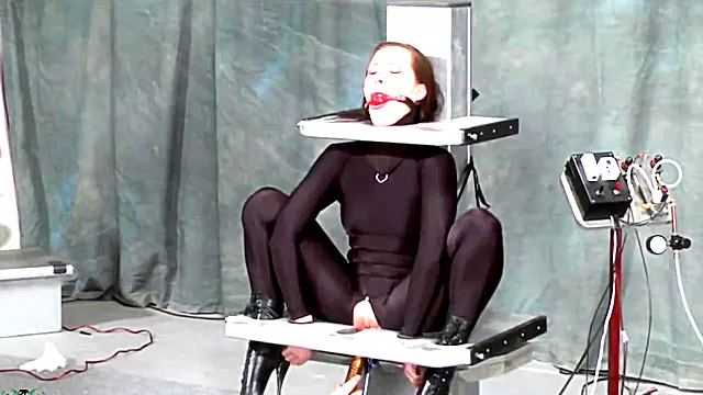Olgun Kadın Bdsm, Bdsm Kusmalı, Bdsm Makine, Bağlı, Bağlı Oyuncak, Esmer, Oynatmak Istiyorum, Makine