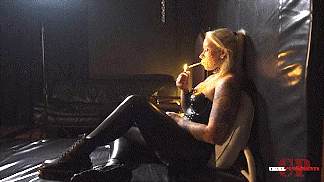 Maîtresse Bdsm, Chaussure Domination, Hardcore Domina, Domnation Smoking, Domination Visage