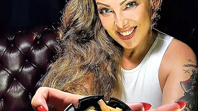 Milf U Suknjama, Milf Pusenjei Jebanje, Mini Suknja, Pusenje, Vidi Im Se Ispod Suknje, Redaljka Stariji