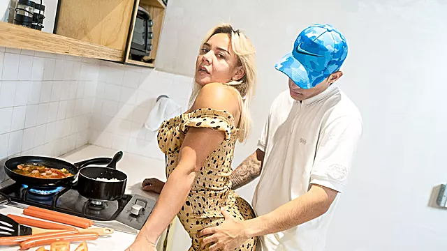 金发大奶, 明星大奶, 金色长发, 剃头发, 巨乳国产, 巨乳, 自我, 巨乳母, 屁股毛, 老年