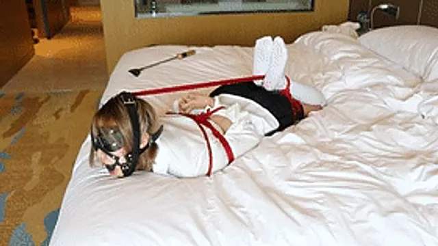 GG51 - Seilbondage of a Cute Barefoot Girl