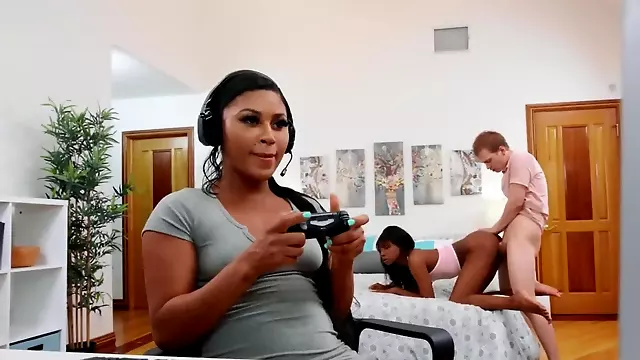 Video of pale man crashing muff on Ebony girlfriend's stepsister