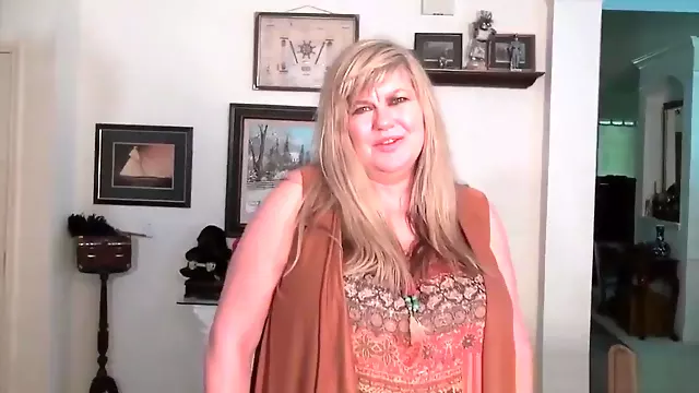 American BBW Jacks pleasures her plump pussy with dildo