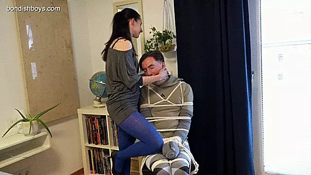 Evde Tek Başına, Bağlı, Eve Bağlayıp Sikme