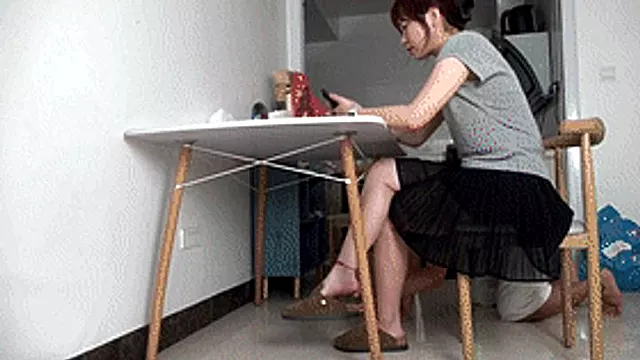 Qianqian Goddess's beautiful feet temptation, play with beautiful feet!