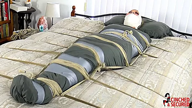 Große Tittenfick, Fesselungen Große Busen, Große Dicke Titten Frauen, Damenbinde, C L E A V E S Geknebelt