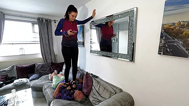 Trampling Descalza, Dominacion De Pies, Dominación Femenina, Pies De Mujeres, Pies