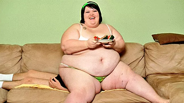 Skinny Guy Squashed By Jenny While She Eats & Tiffany While She Reads *WMV*