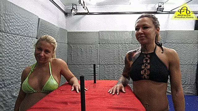 Armwrestling Nikki vs Foxxy