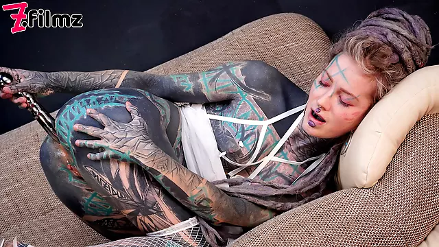 Anuskatzz shoves a stainless steel dildo up her arse