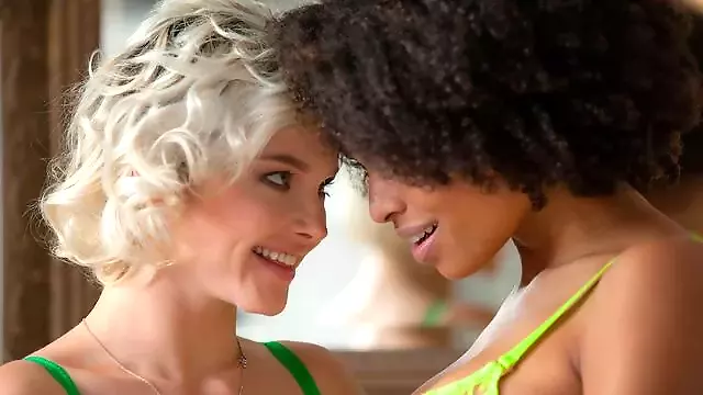 Figa Pelosa E Capelli Mori A Caschetto, Figa Black Si Masturba, Ditalini Lesbo, Leccata Di Figa Lesbo