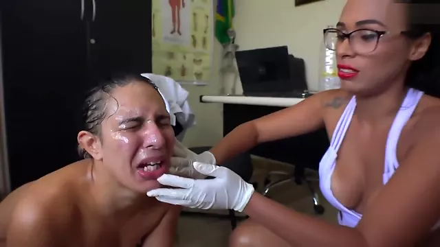 Pornstar Berisi, Lesbian Kencing