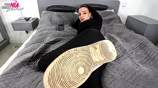 Mia feet goddess without sock
