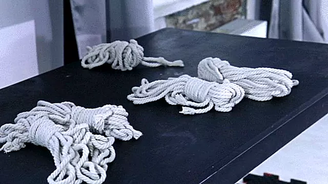 Gefesselt, Nettle Bondage, Bondage Fetisch, Sklavin Gebunden Und Gefickt, Gefesselt Kommen