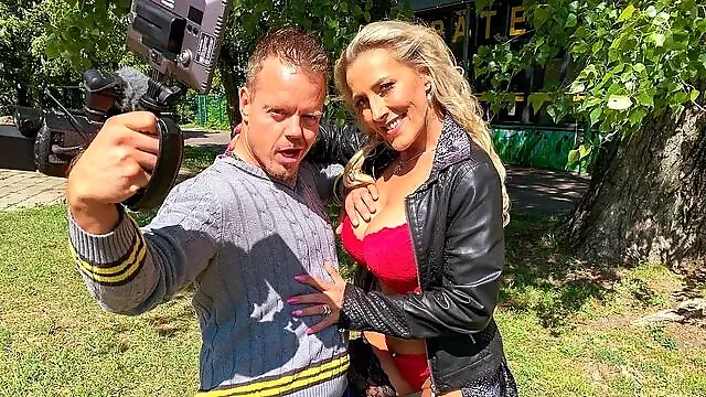 Otpozadi Velike Bulje, Mamare Sisate, Velike Sise, Kovrdzave Plavuse, Zene S Kurcem Jebu Zrele