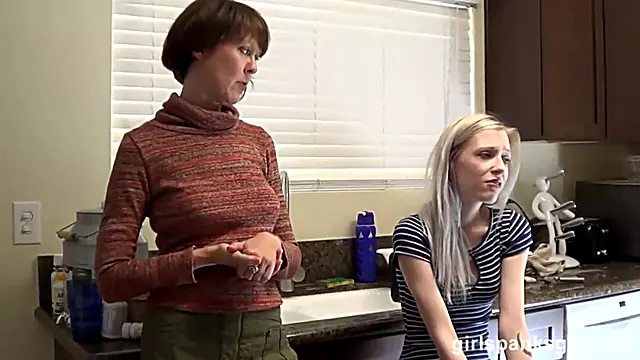 Lesbicky Bdsm, Výprask Bdms, Blond Velká Prsa, Velké Kozy, Blond Big Boobs Lesbian, Vyprask Pres Kozy