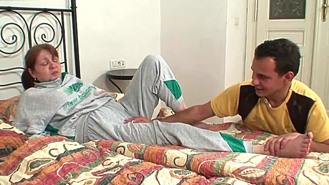 She hurt her ankle and a stranger helped this granny up