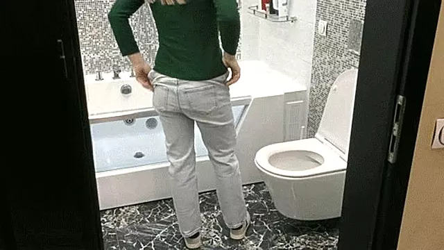 I've just come back from the restaurant, and I really need to go to the toilet MP4 HD 720p