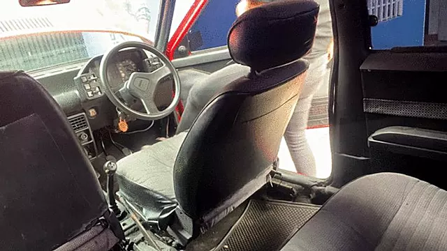 La se ora Barbara intenta prender por primera vez el Fiat 1