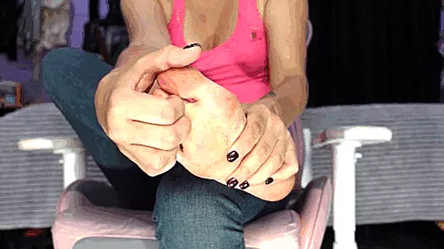Itchy feet scratching fetish (mov)