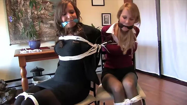 Blonde Sani Mari, Brunete Busty, Tate Mari, Blonde Si Brunete, Blonde Si Ciorapi, Brunete Cu Ciorapi