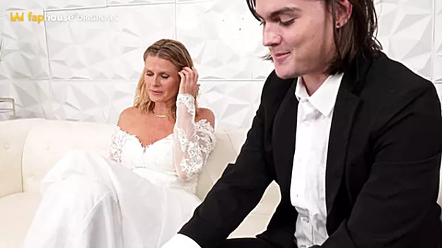 Velike Sise U Haljini, Vani Velike Sise, Velike Sise, Sisate Žene, Matore Blonde, Jebanje Plavuse I Svrsavanjeusta